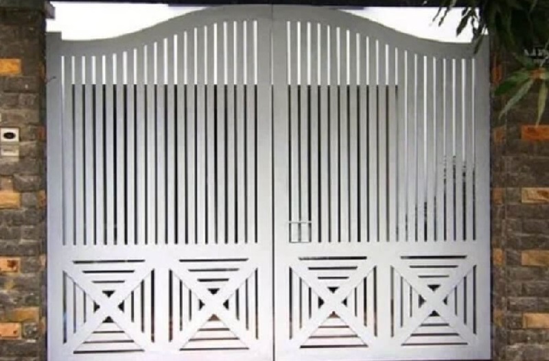 Cổng nhà thanh dọc bản to ở nông thôn