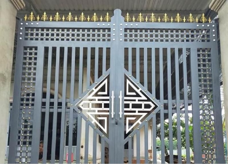 Cổng sắt có hai cánh hình mũi giáo ở nông thôn