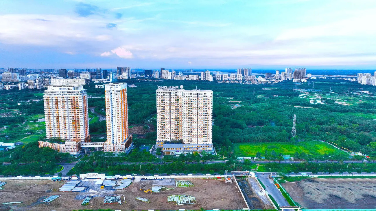 Dự án Essensia Nam Sài Gòn đang xây dựng khoảng đất trống