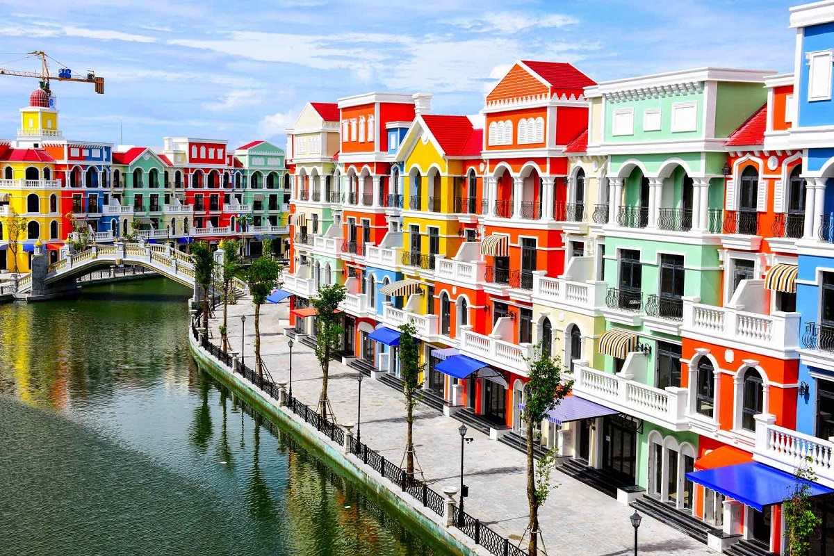 Các căn shophouse dọc kênh đào đã hoàn thiện