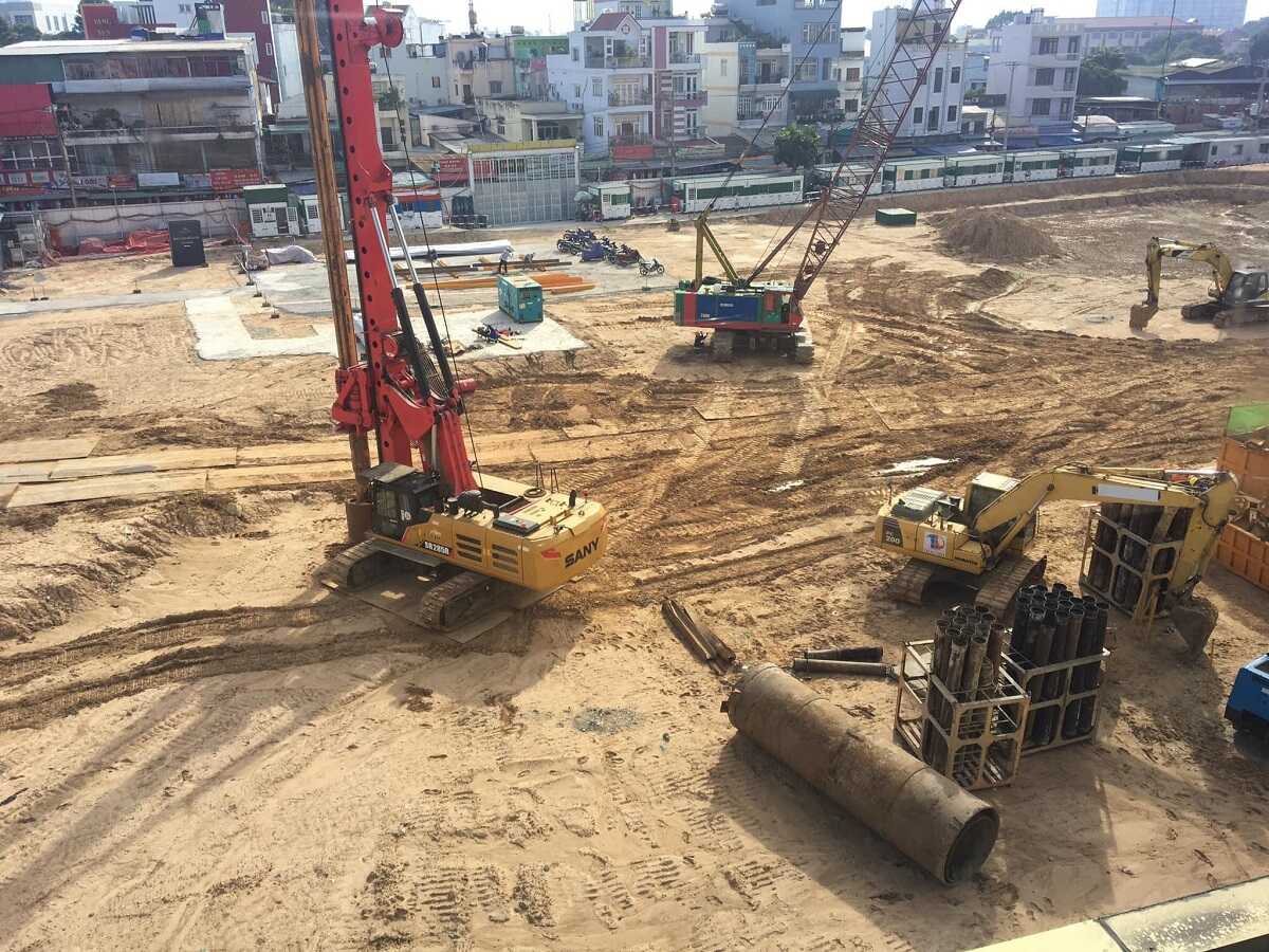 Máy móc, công nhân đang hoạt động hết công suất