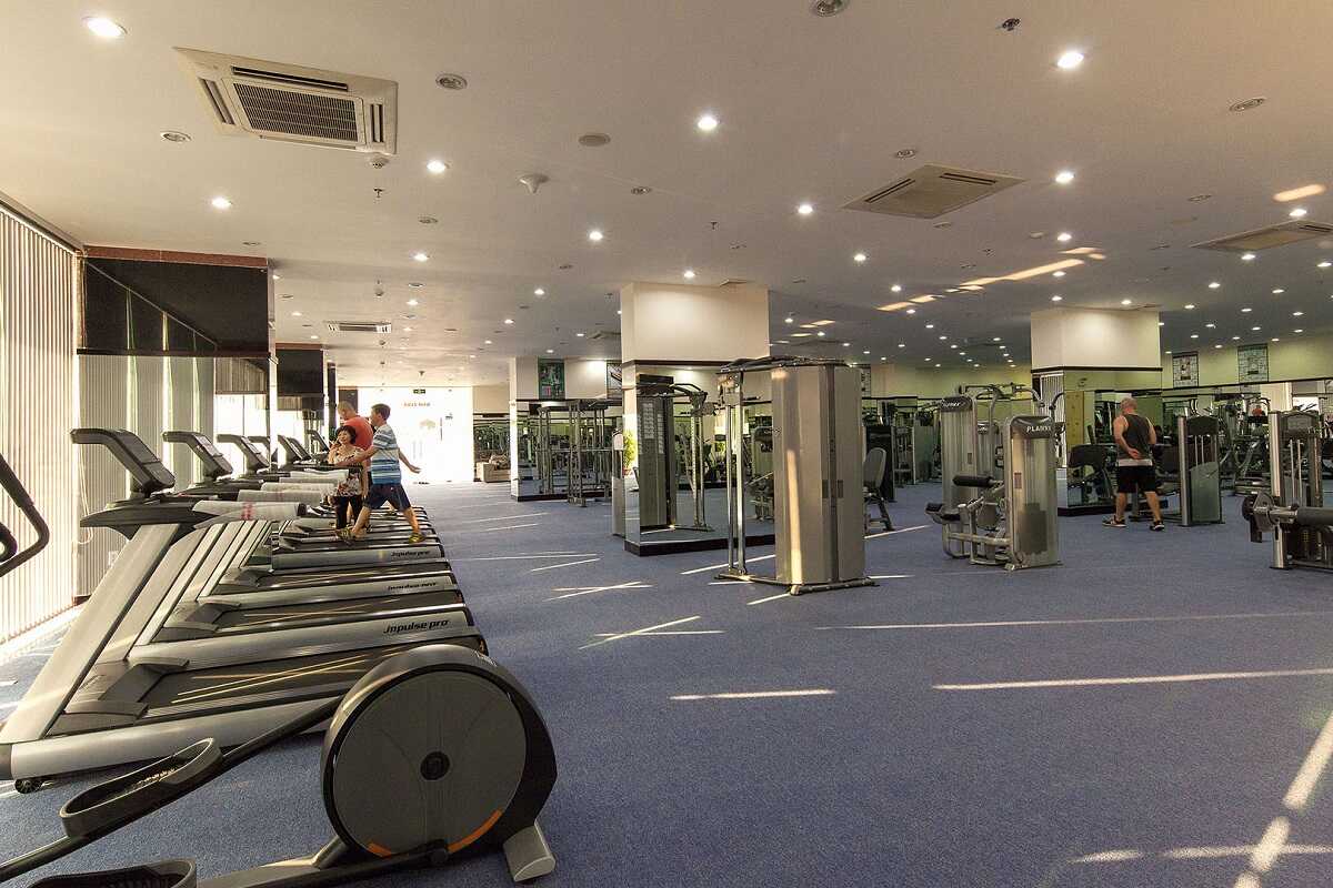 Phòng gym trang bị đầy đủ các thiết bị hiện đại