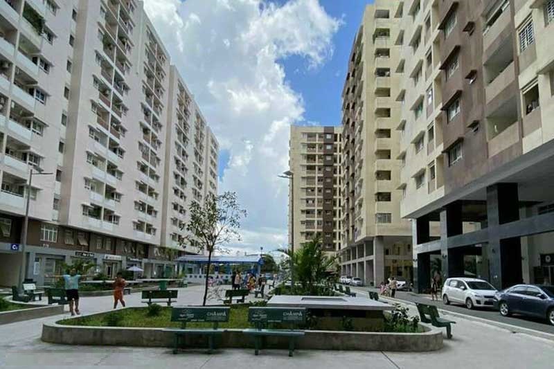 Sân chơi bên dưới các tòa nhà