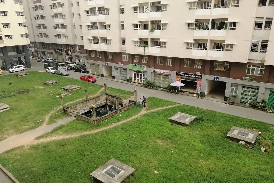 Không gian phía trước chung cư với các khu mua sắm