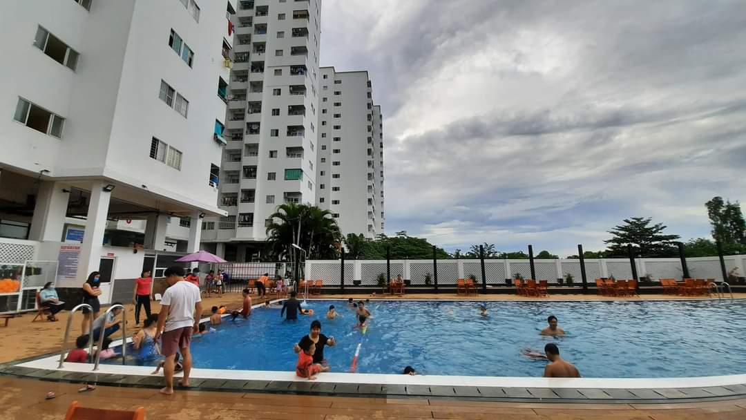 Bể bơi bên trong dự án