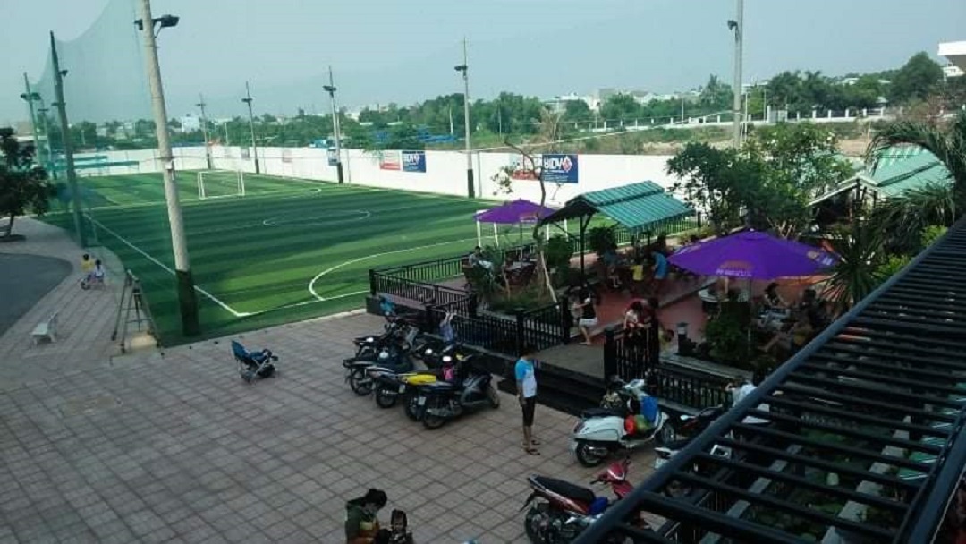 Sân bóng đá và cảnh quan đường dạo bộ