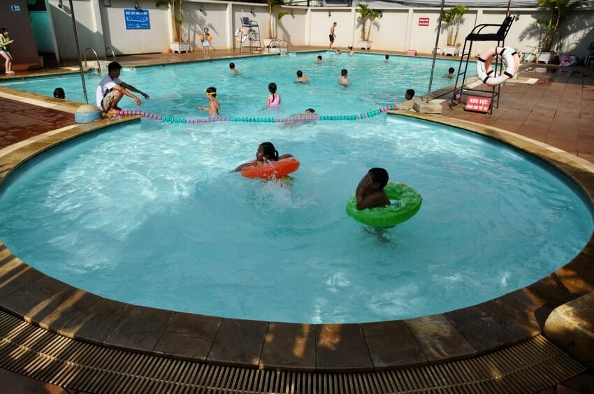 Bể bơi dự án ngoài trời hiện đại