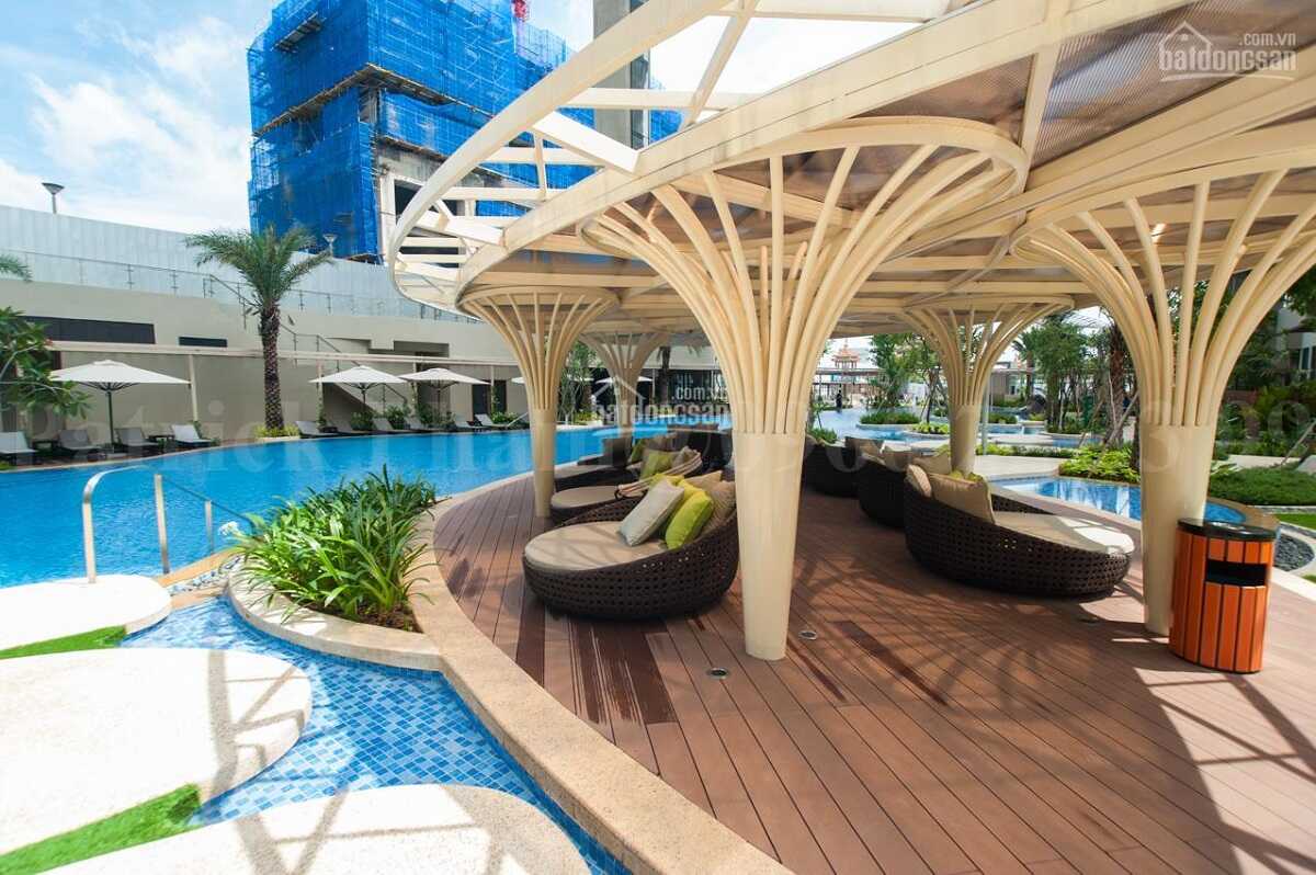 Cảnh quan ngay tại khu bể bơi hiện đại