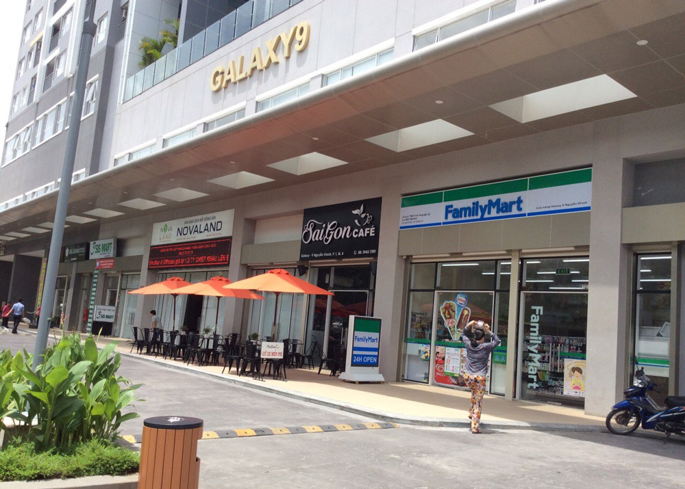 Khu mua sắm ngay bên dưới tầng 1