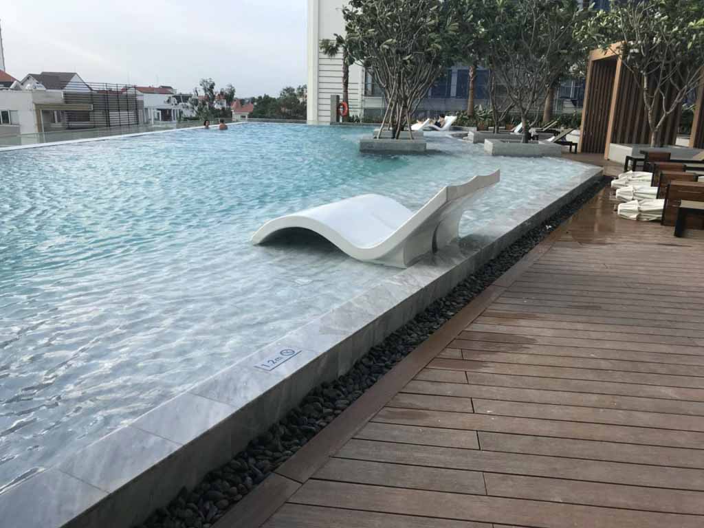 Hồ bơi trên không tầng 4 hiện đại