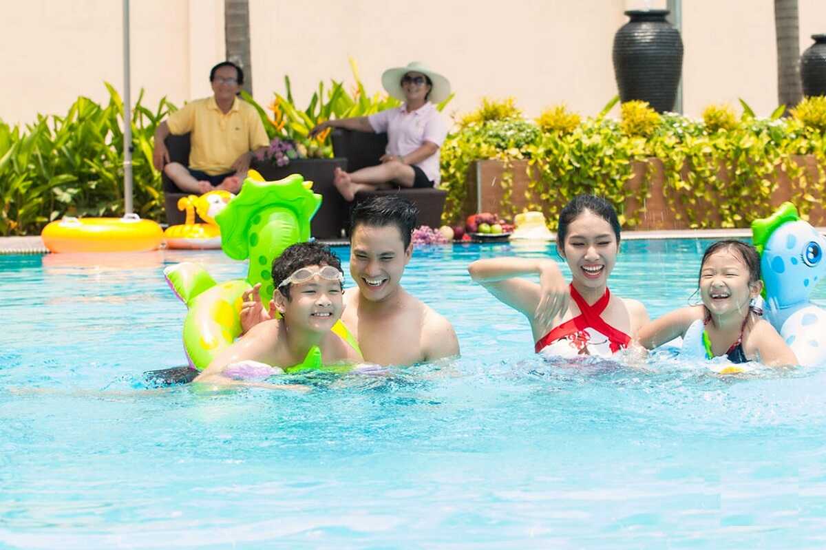 Hồ bơi ngoài trời bên trong dự án Him Lam Chợ Lớn