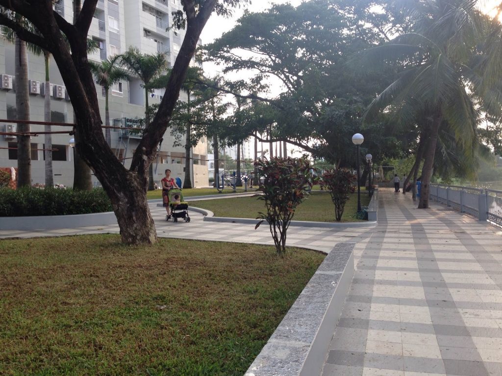 Không gian xanh và đường dạo bộ dưới các block