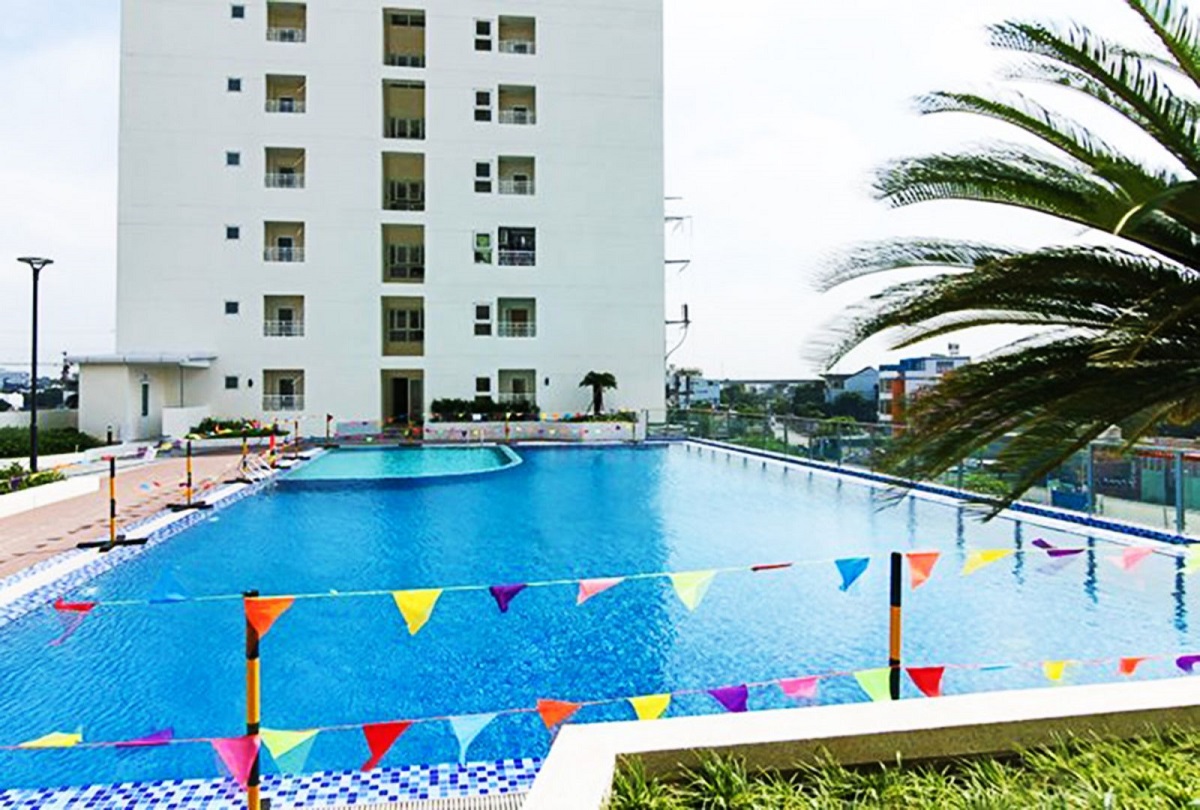 Bể bơi ngoài trời nằm giữa 2 block