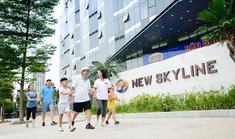 Đường dạo bộ xanh mát bên dưới toà chung cư New Skyline