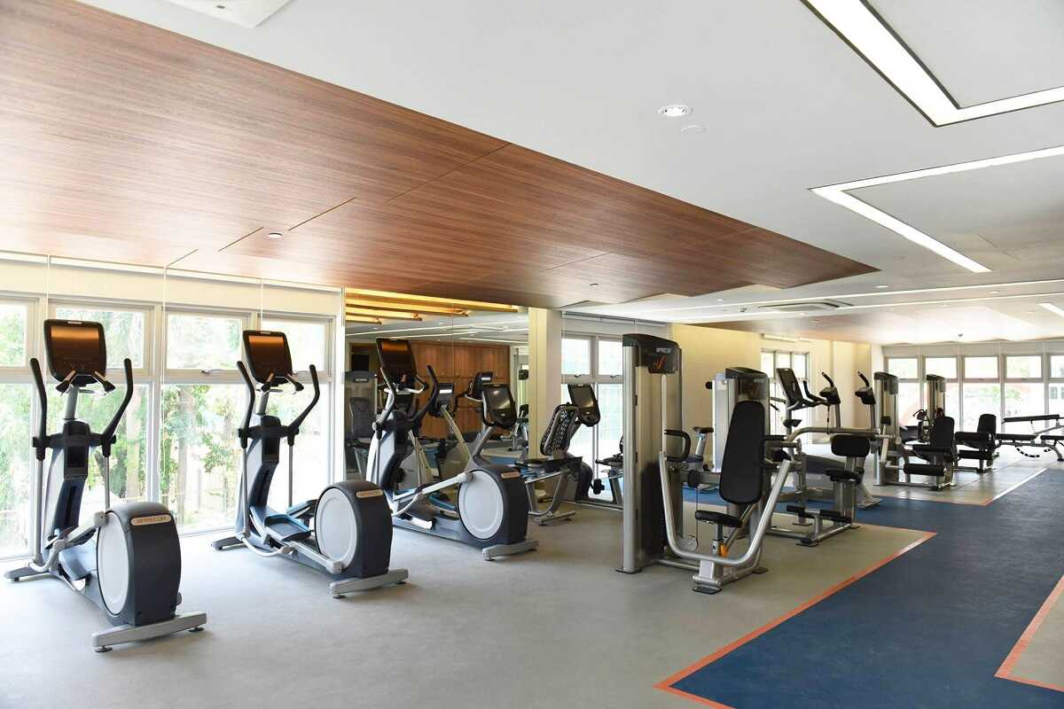 Phòng gym với nhiều thiết bị tập luyện