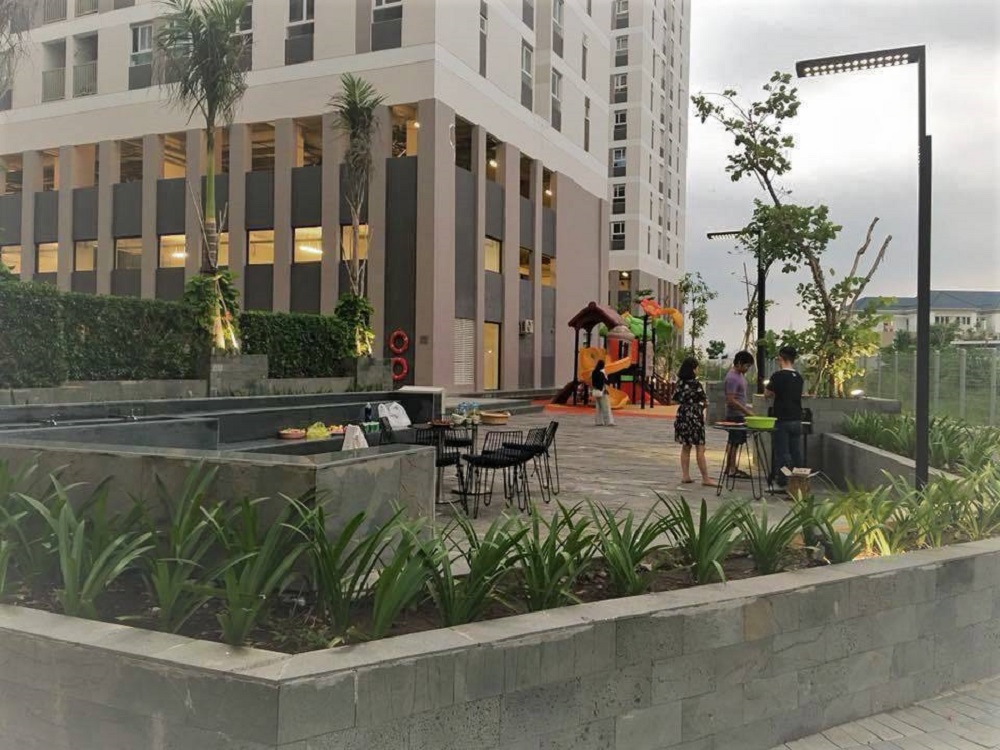 Cảnh quan và khu vui chơi cho trẻ em bên ngoài