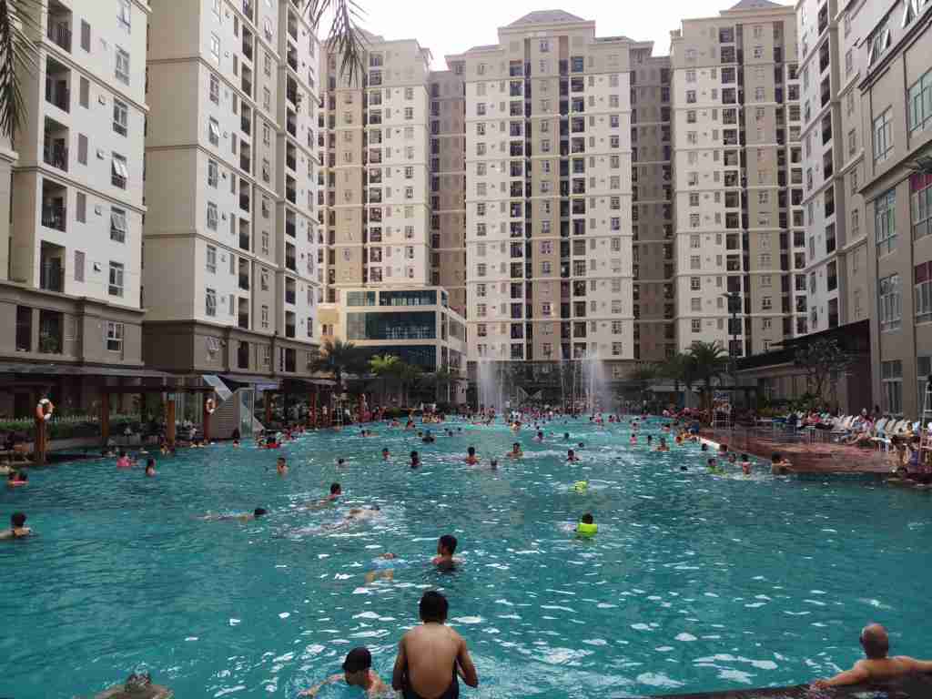 Bể bơi ngoài trời nằm giữa các block