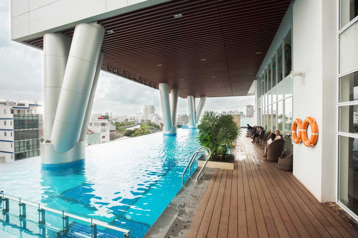 Thực tế khu bể bơi bên trong dự án