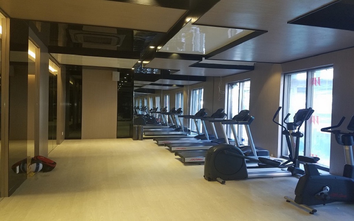 Khu tập gym hiện đại với nhiều máy tập
