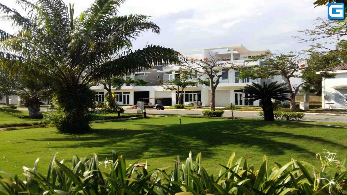 Không gian xanh trước các căn biệt thự