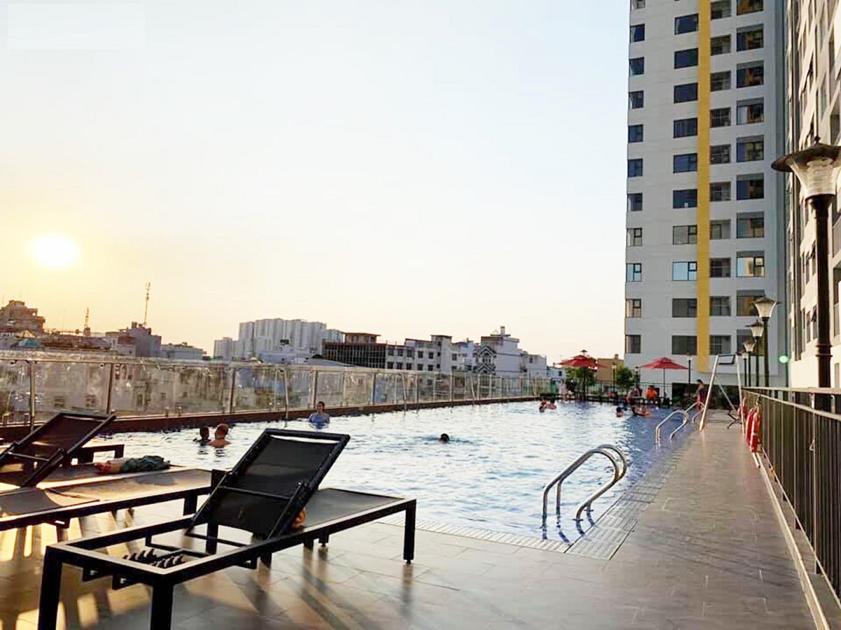 Bể bơi và khu nghỉ dưỡng ven hồ