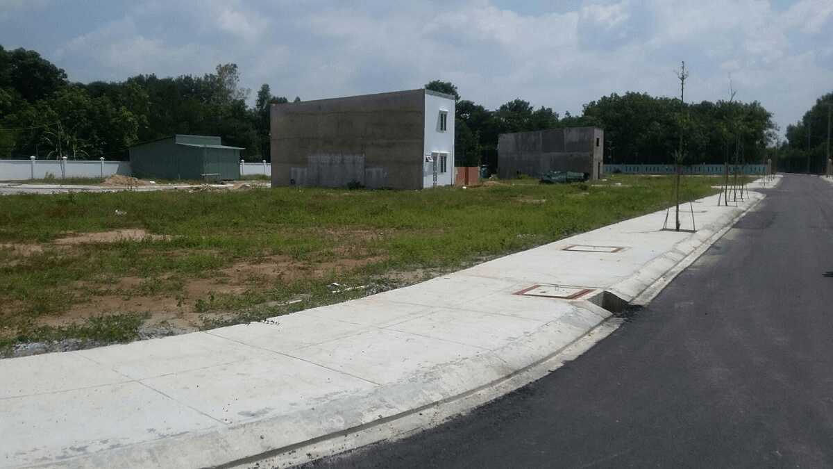 Uỷ ban nhân dân cấp xã trở lên có nhiệm vụ quản lý và bảo vệ đất lưu không