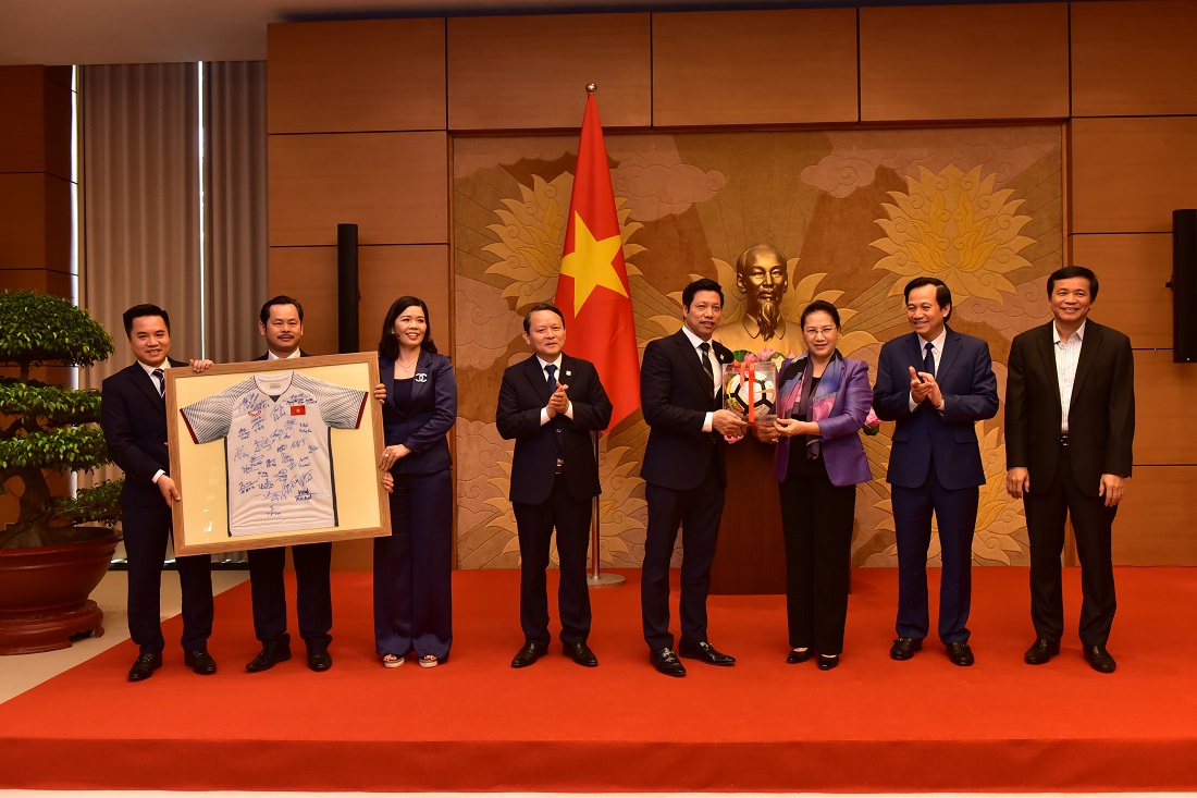 Chủ tịch Quốc hội Nguyễn Thị Kim Ngân trao tặng cho Văn Phú – Invest quả bóng và áo thi đấu với chữ ký của các thành viên đội tuyển bóng đá U23 Việt Nam