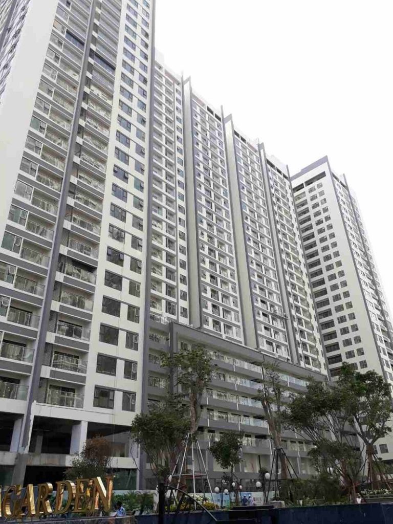Tòa nhà cao tầng tại khu chung cư Imperia Garden