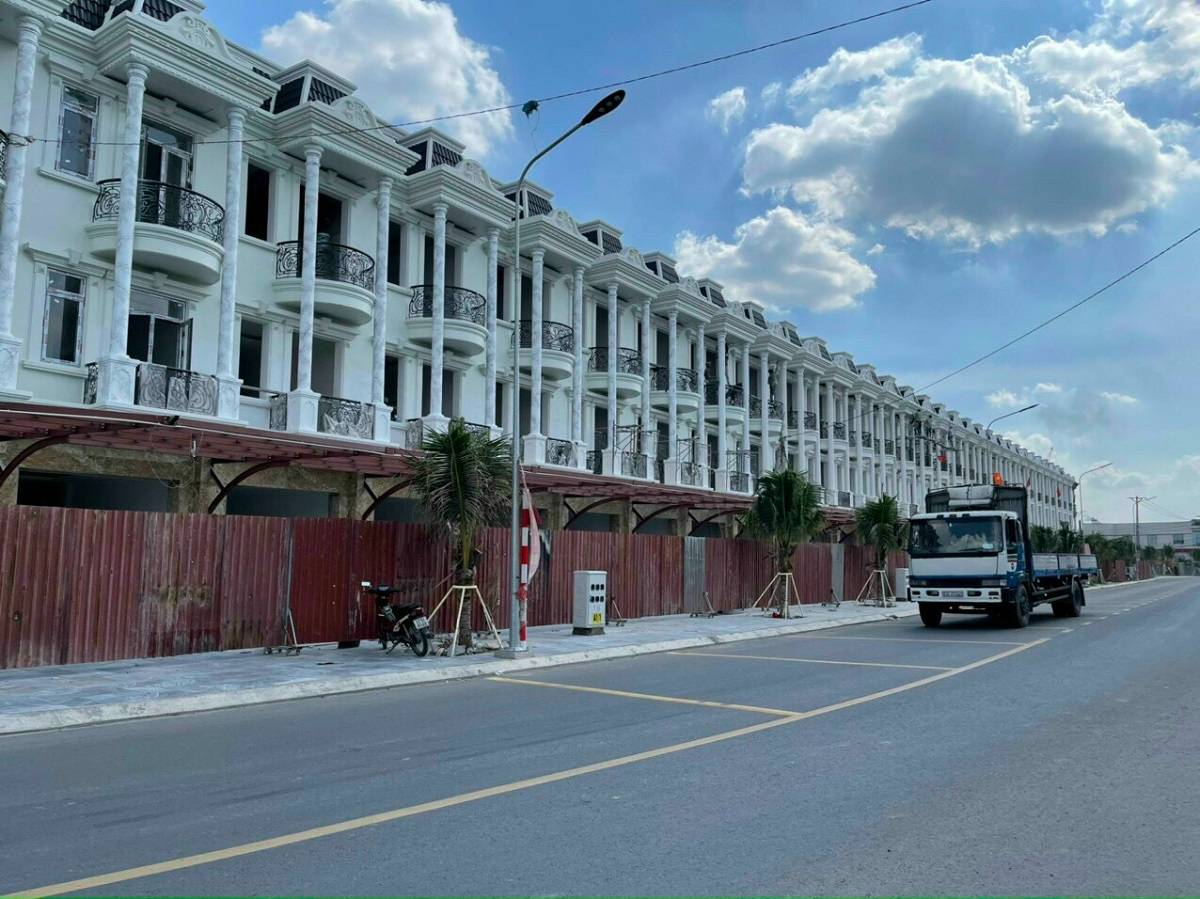 Các căn nhà phố phía trước đường nội khu