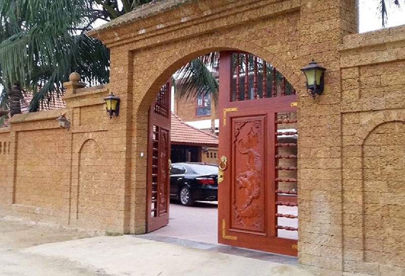 Mẫu cổng nhà bằng gỗ đẹp sang trọng
