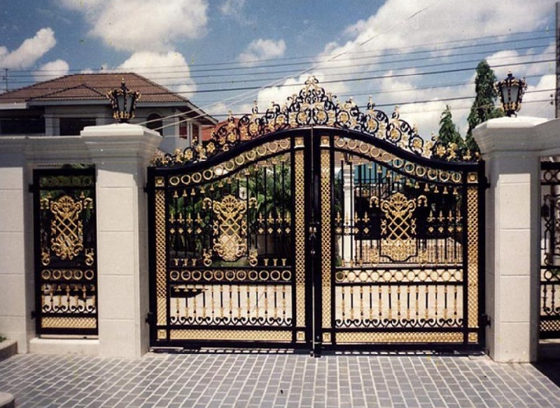 Mẫu cổng nhà có 3 cánh