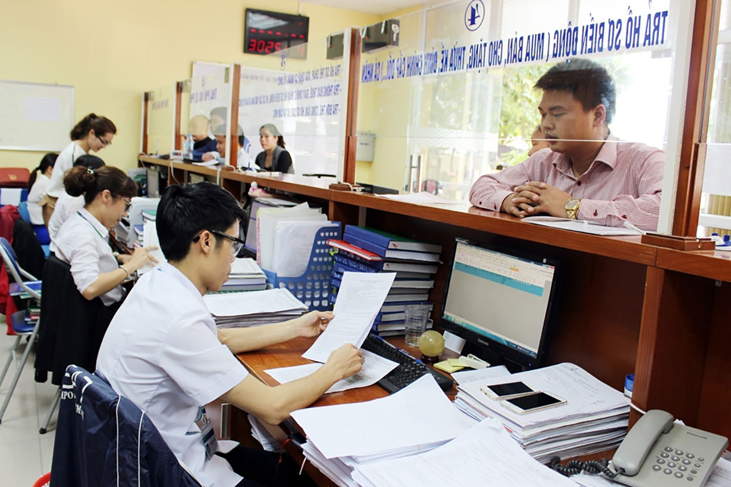 Thời gian làm sổ đỏ có thể từ vài tháng hoặc tính theo năm tùy theo quy định từng địa phương