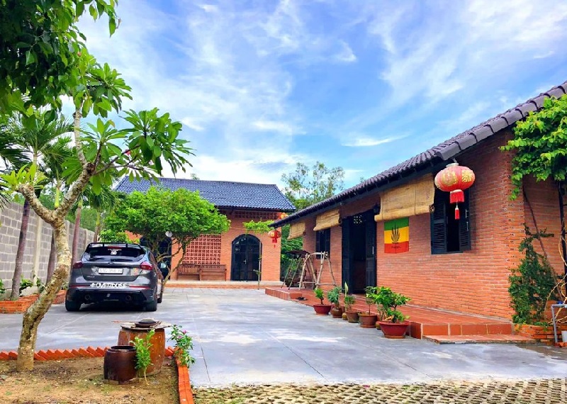 Nhà mái ngói có sân vườn