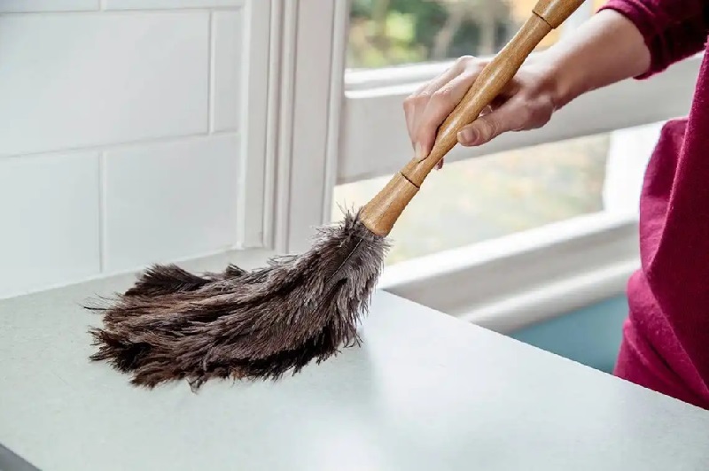 Nên mang chổi và cây lau khi vào nhà mới