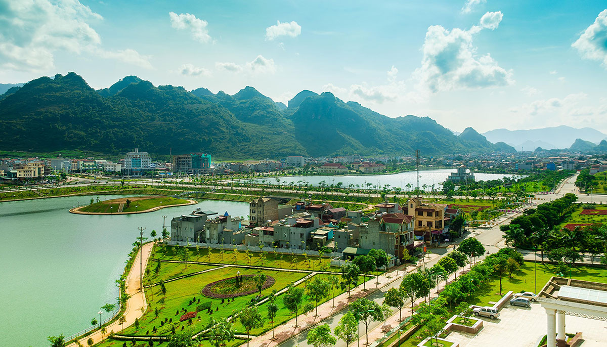 Tỉnh Lai Châu thuộc khu vực Tây Bắc Bộ với địa hình đồi núi