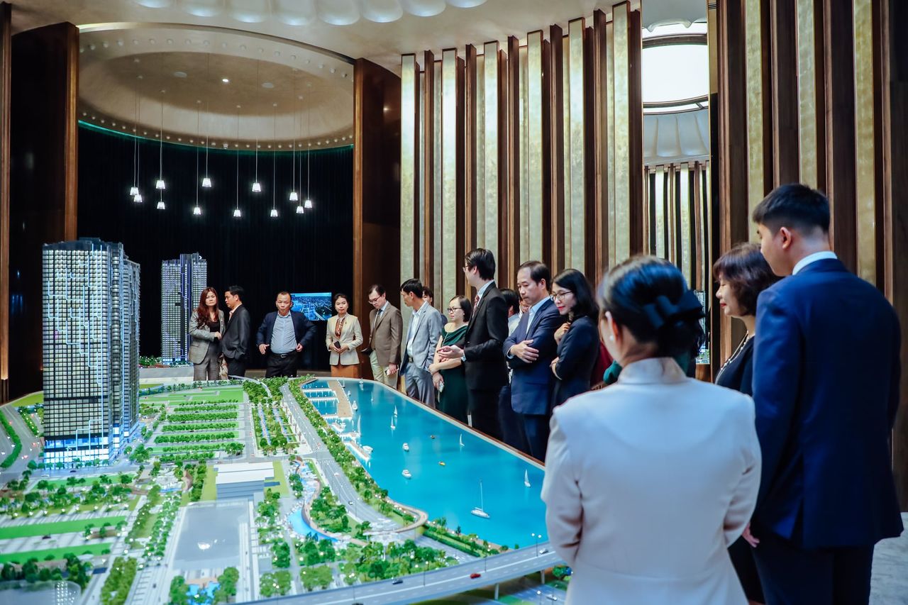 Khách hàng đến thăm quan nhà mẫu