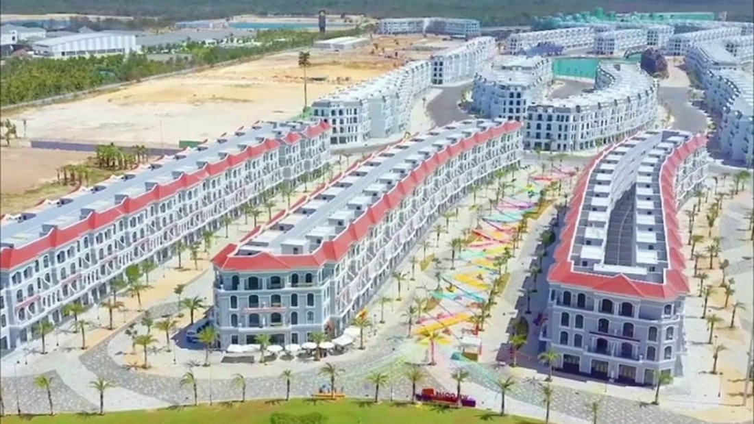 Shophouse Địa Trung Hải ấn tượng với tông màu trắng