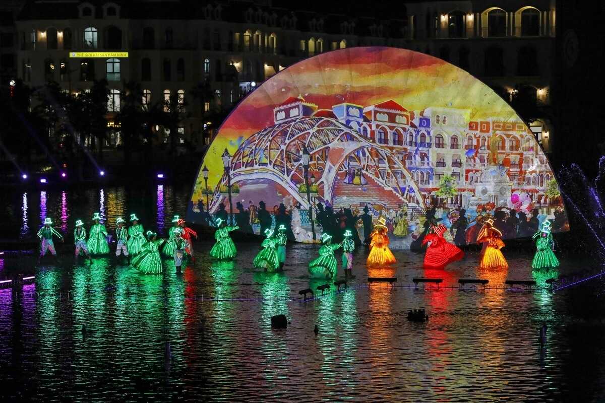 Không gian lễ hội đầy màu sắc tại Grand World Phú Quốc