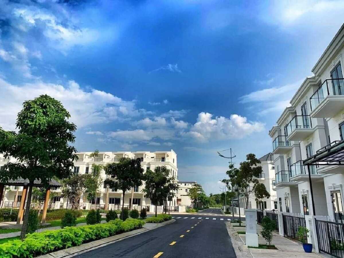 Dãy shophouse và đường nội khu hoàn thiện