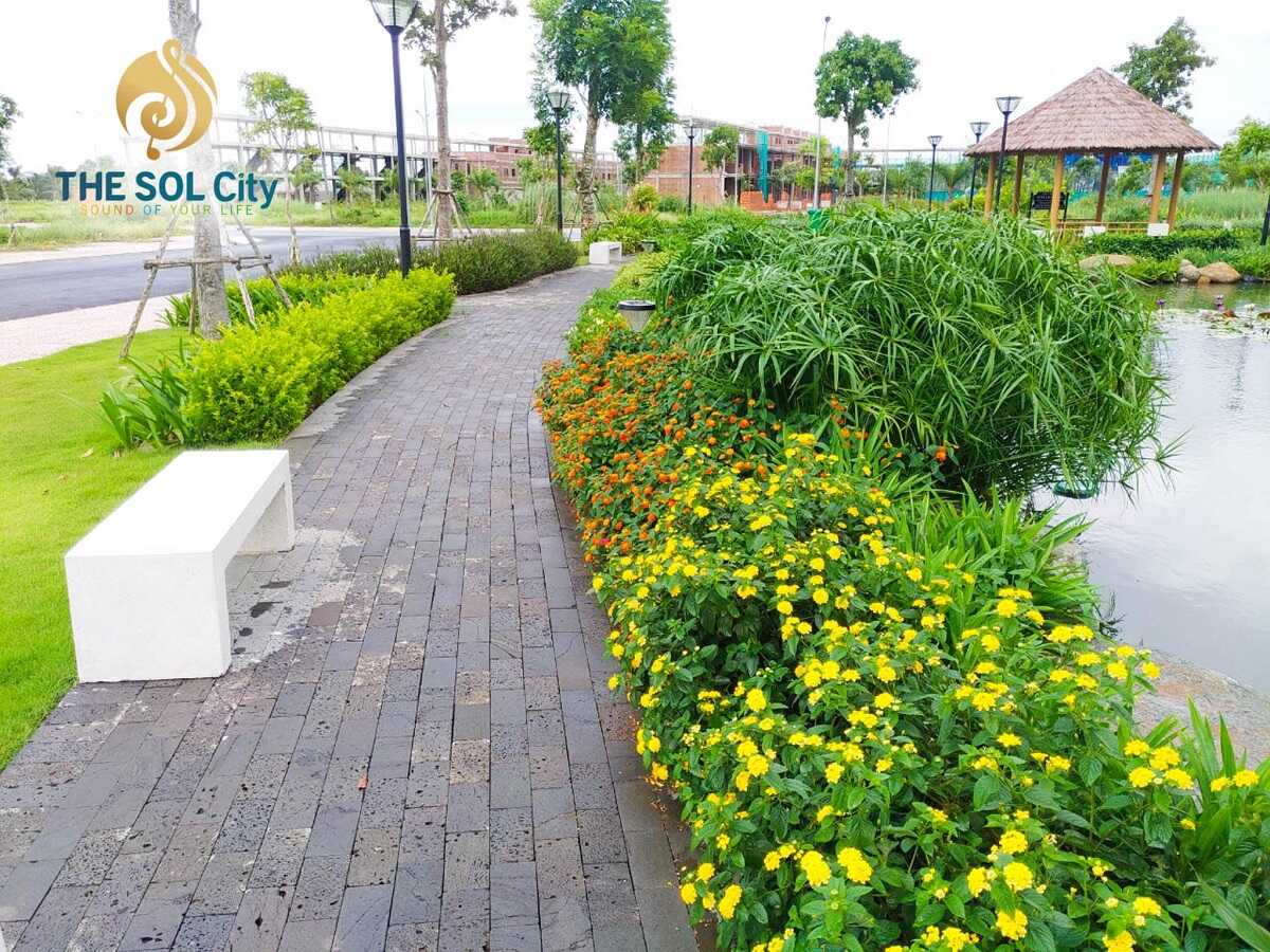 Cảnh quan hồ thiên nga và đường dạo bộ