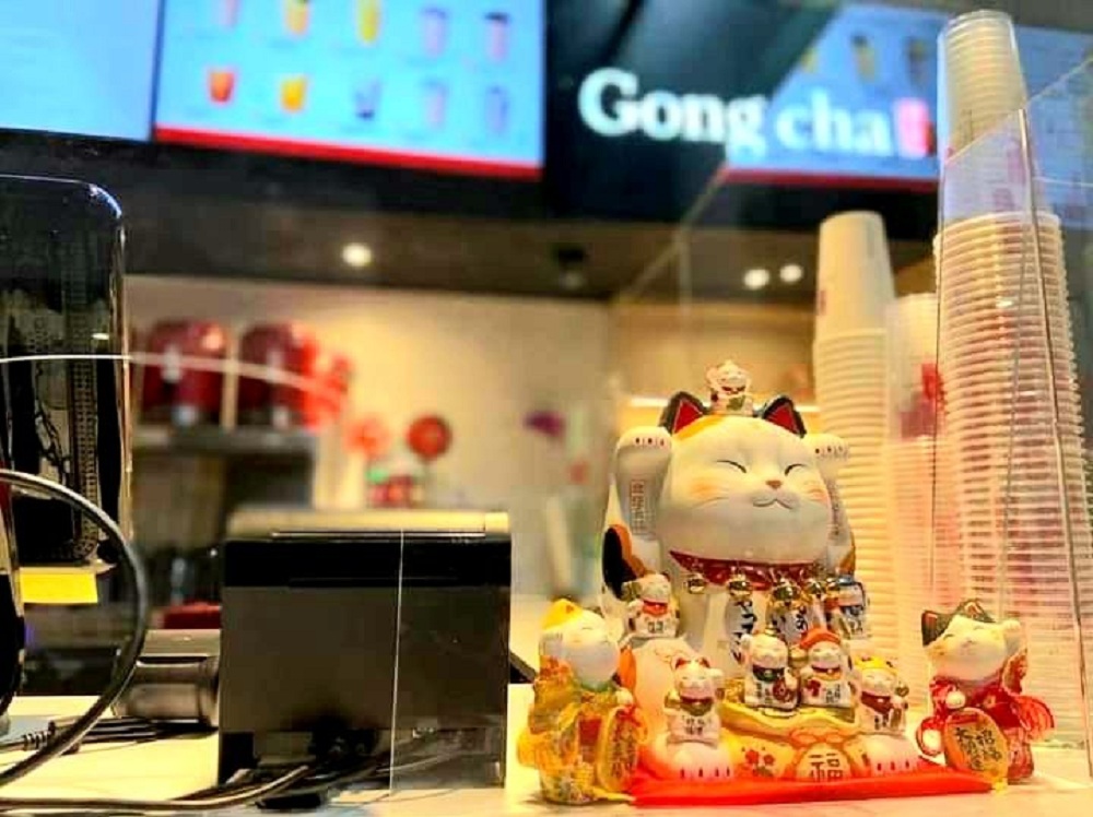 Đặt Mèo Thần Tài ở cửa hàng kinh doanh