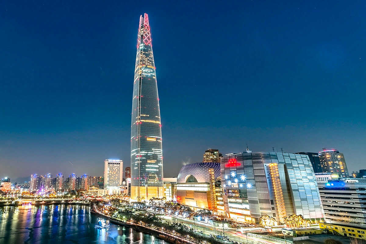 Tháp Lotte World Tower rực rỡ sắc màu