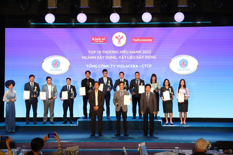 Tổng Công ty Viglacera nhận thưởng Top 10 Thương hiệu mạnh năm 2022